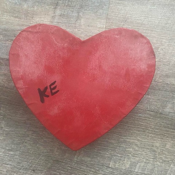 ⚠️Final Sale!!!⚠️ Red Heart-Shaped Box with Black Rose Design - Picture 3 of 3